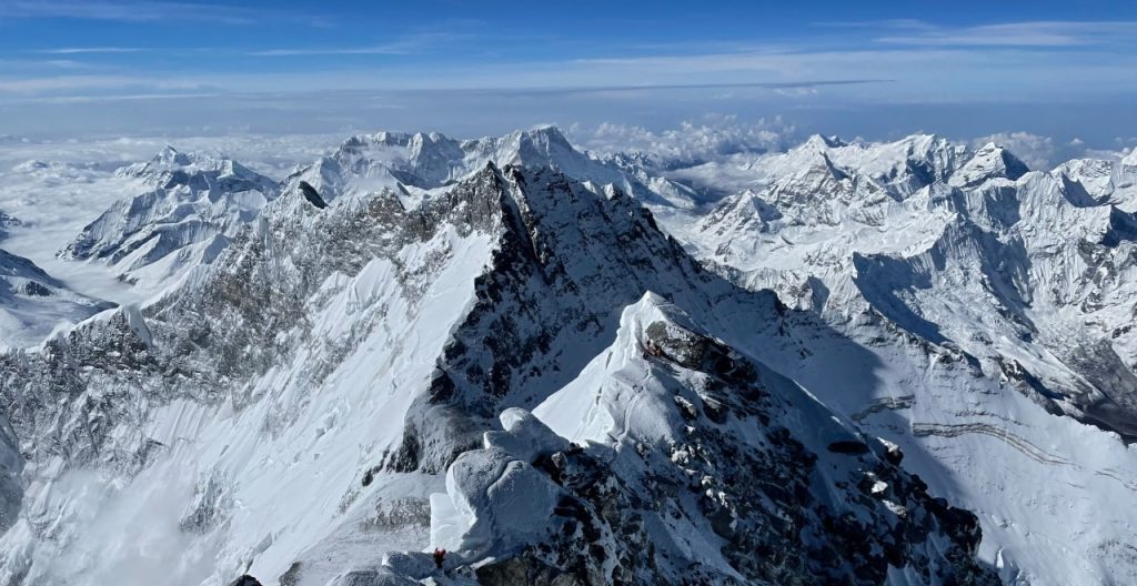 Doar trei alpiniști au doborât toți cei 14 ”optmiari”. Doar trei!!! 1 blog header cati au urcat