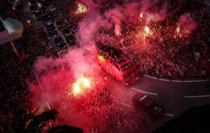 Een voetbalsprookje: Marokko verslaat Spanje en bereikt voor het eerst de kwartfinale op het WK